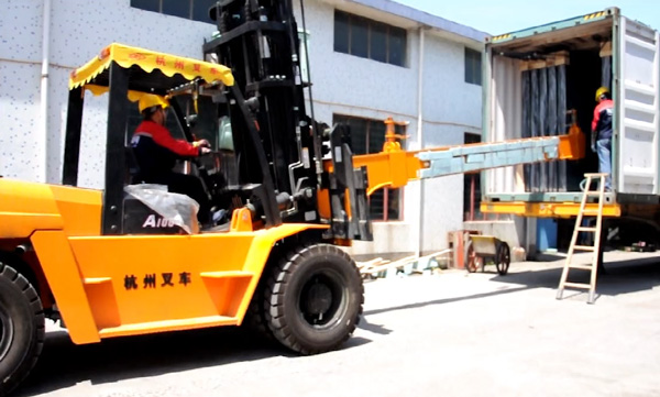 杭州叉車(chē)|玻璃行業(yè)，叉車(chē)串桿屬具卸貨實(shí)拍案例